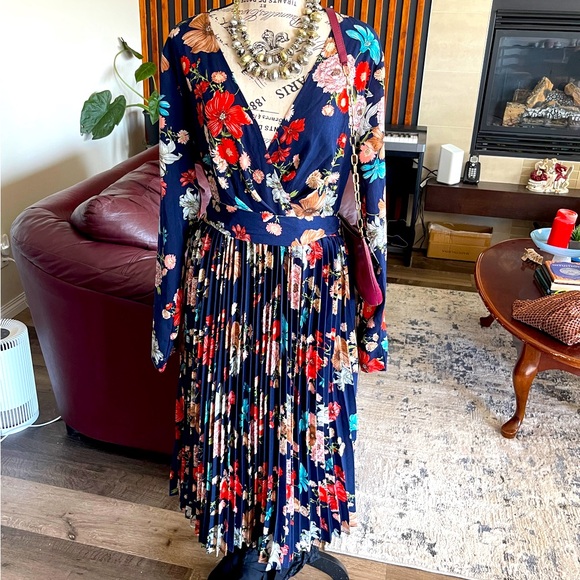 Beautiful Long Sleeve Pleated Floral Maxi Dress size US 12 - Picture 1 of 12
